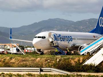 Foto: Un avión de Air Europa, en tierra. (EFE)