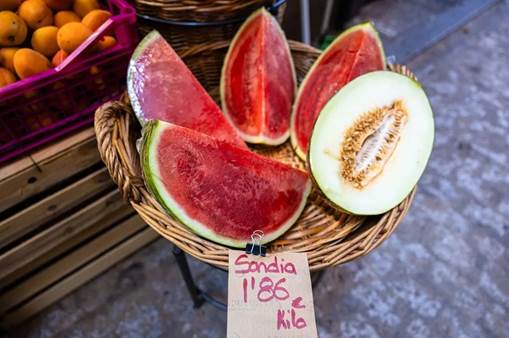 Fruta de temporada en un establecimiento de Toledo.