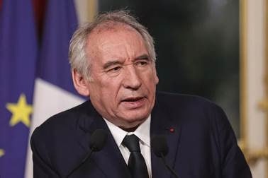 socialistas franceses anuncian una moción de censura contra Bayrou por las pensiones. En la imagen, El primer ministro francés, François Bayrou, durante una rueda de prensa en París, Francia, en una imagen de archivo. EFE/EPA/TERESA SUAREZ
