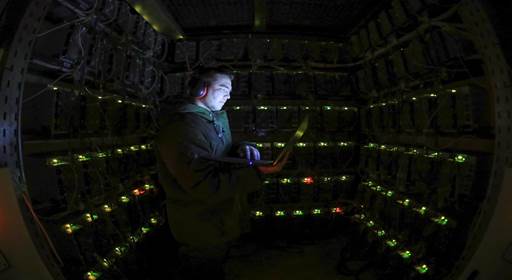 Un empleado en un centro de datos en Kazajistán.