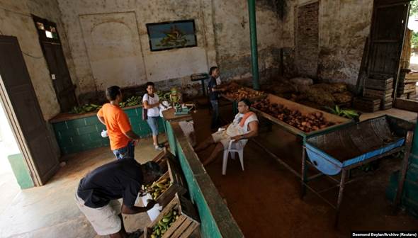 Un agromercado estatal, en Campo florido, La Habana. (REUTERS/Desmond Boylan/Archivo) 