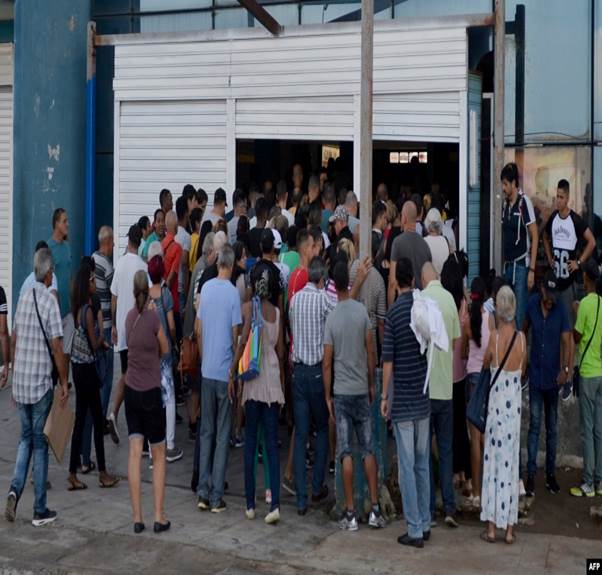 Cubanos se aglomeran para hacer comprar en mercados de la capital / Foto: Yamil Lage (AFP)