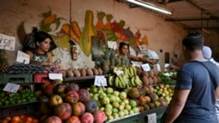 La gente compra verduras en un mercado en el centro de La Habana, Cuba, 3 de julio de 2024. REUTERS/Stringer