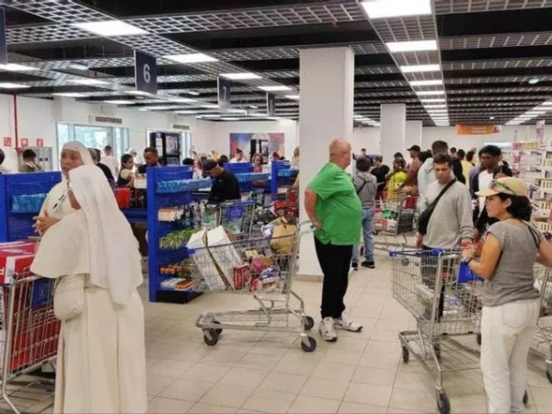 Mercado en dólares en efectivo en 3era y 70, La Habana.