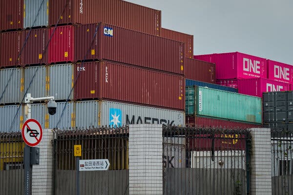 Diferentes contenedores en una zona vallada.