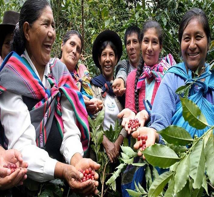https://cdn.shopify.com/s/files/1/0508/5030/0076/files/grupo-de-mujeres-peruanas-productoras-de-cafe.jpg?v=1626343749