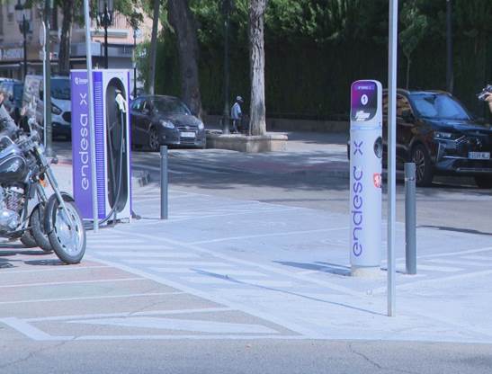 Uno de los puntos de recarga de vehículos eléctricos del Ayuntamiento de Zaragoza. | Aragón TV