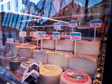 Foto: Precios de los quesos en un puesto de venta. (EFE/Ismael Herrero)