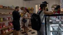Las pequeñas bodegas privadas en Cuba han sido nombradas popularmente como mipymes. (AP/Ramón Espinosa).