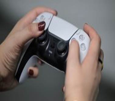 Un empleado de PlayStation demuestra cómo utilizar la consola PlayStation 5 Pro en el edificio de la sede de Sony en el centro de Tokio el 27 de noviembre de 2024.