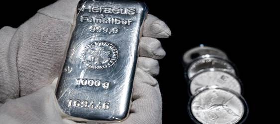 A one kilogram fine silver bar and silver coins at a Goldenmark bullion dealer arranged in Warsaw, Poland, on Wednesday, Jan. 28, 2026. Gold surged to a record above $5,500 an ounce, extending a breakneck rally fueled by a weaker dollar and investor flight from sovereign bonds and currencies to a ninth day. Photographer: Damian Lemanski/Bloomberg