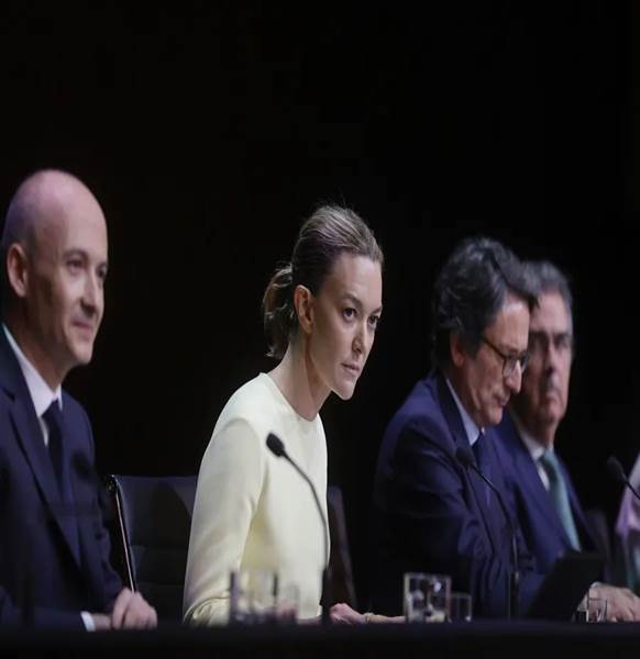 La presidenta de Inditex, Marta Ortega junto al consejero delegado, Óscar García Maceiras (i), durante la Junta General de Accionistas de Inditex. 
