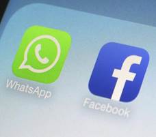 Iconos de  WhatsApp y Facebook en pantalla de móvil