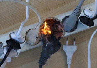 Incendio por sobrecarga de una regleta de enchufes