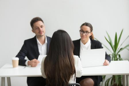 Una mujer durante una entrevista de trabajo