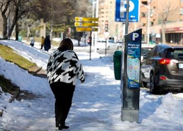 Una mujer camina por Madrid